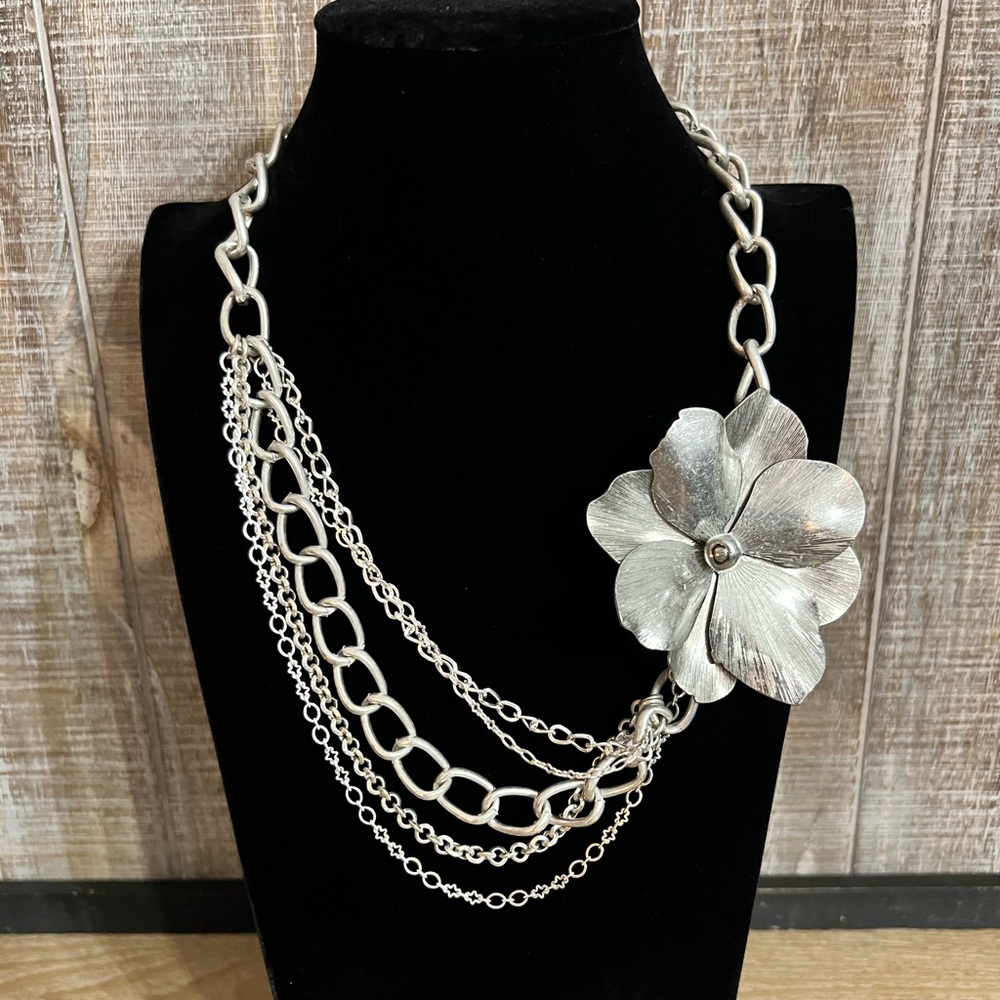 Jessica Simpson Silver Tone Flower Necklace & Bracelet Set - Picture 10 of 11